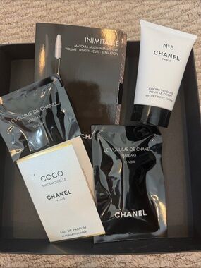 CHANEL Black & White Beauty Sample Set